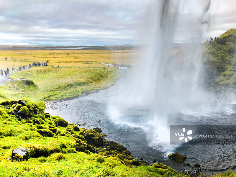 冰岛塞里雅兰瀑布：远处的游客图片素材