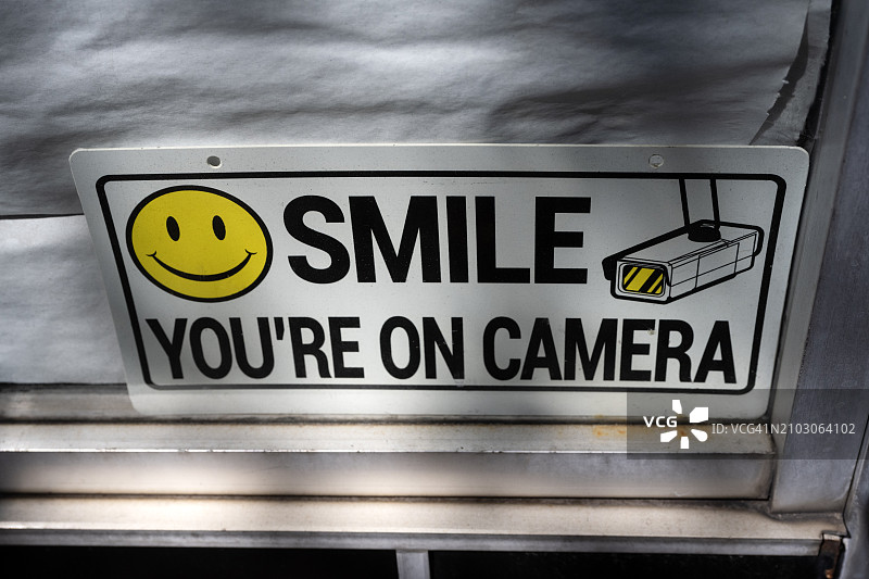 微笑表情符号和摄像监控标志图片素材