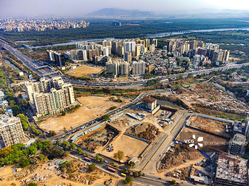 孟买沿海红树林背景下的快速发展沿海城市图片素材