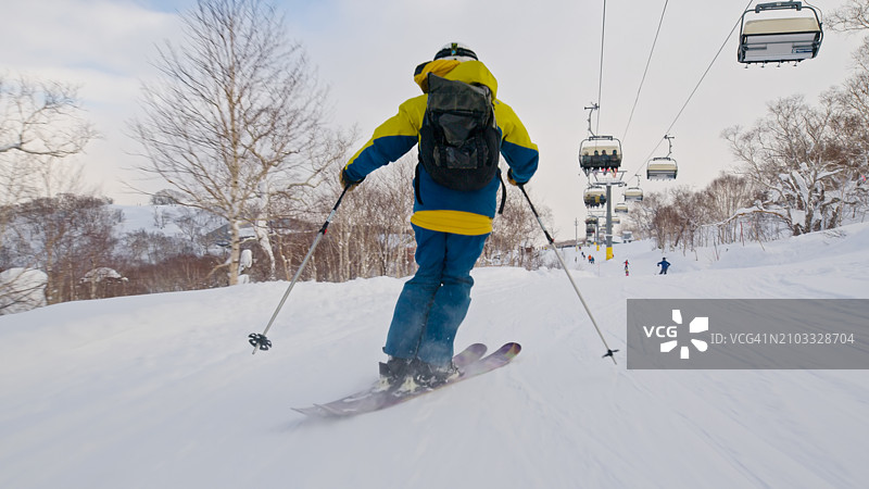 日本二世古滑雪场下滑的男子背影图片素材