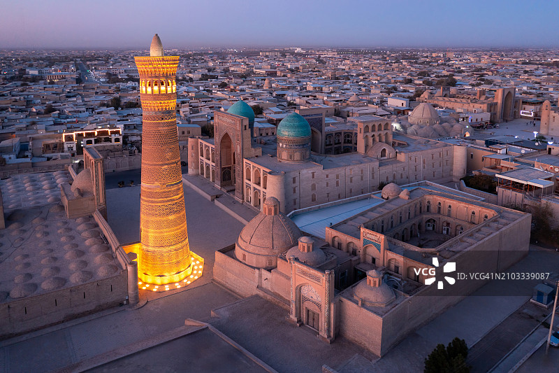 乌兹别克斯坦布哈拉卡隆宣礼塔的绚丽日落图片素材