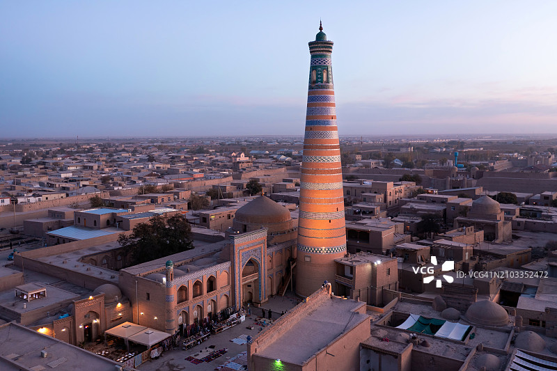 乌兹别克斯坦希瓦市伊斯兰霍贾宣礼塔日落黄昏景色图片素材