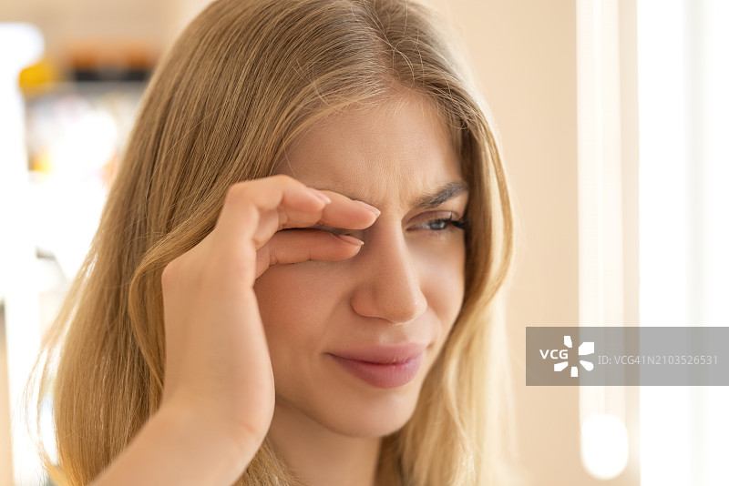 女人揉眼睛图片素材
