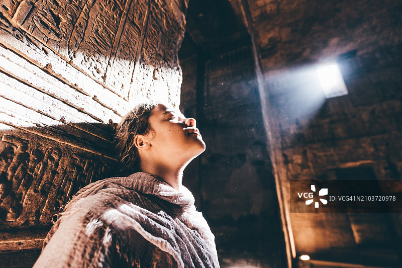 女人在埃及探索古老寺庙图片素材