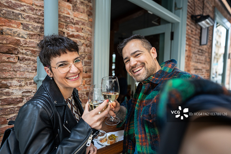 幸福的夫妇自拍图片素材