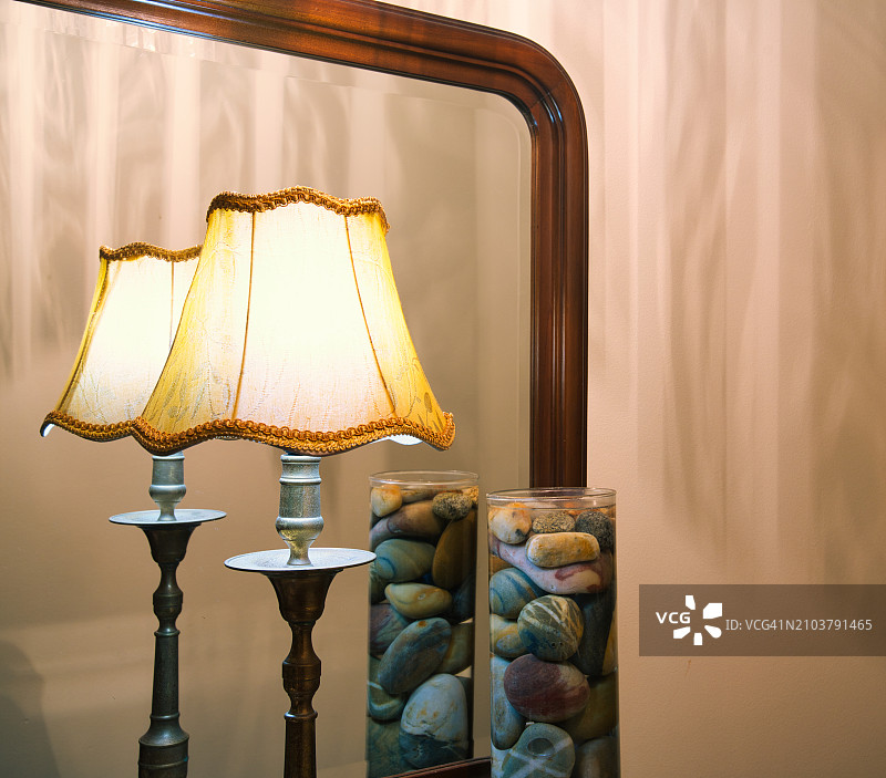 复古台灯的倒影图片素材