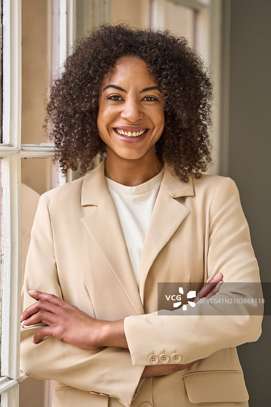 笑容自信的容光焕发的拉丁裔职业女性肖像图片素材