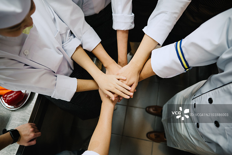 亚洲厨师叠手合影图片素材