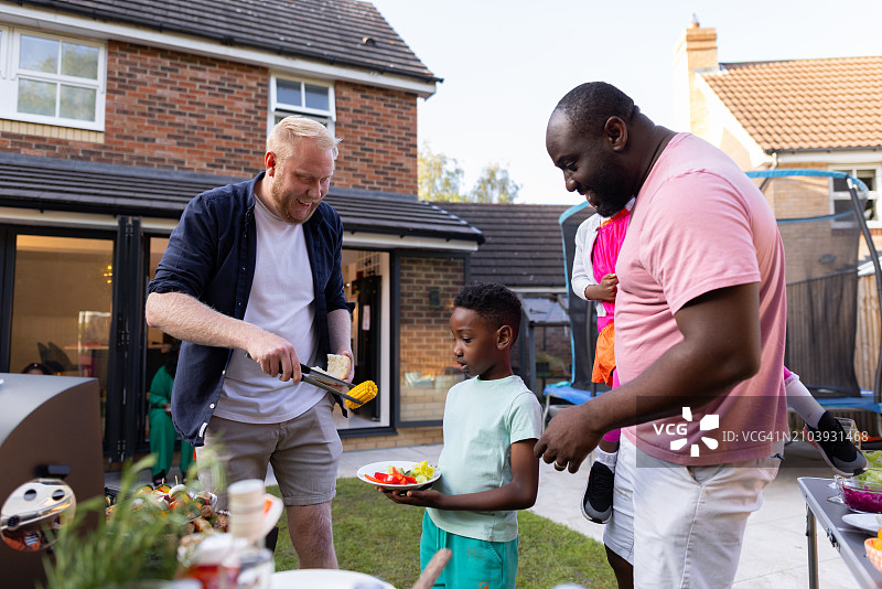 在花园里供应热烤肉图片素材