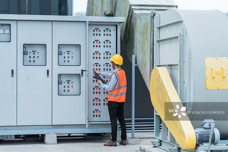 电工操作工业电气面板图片素材