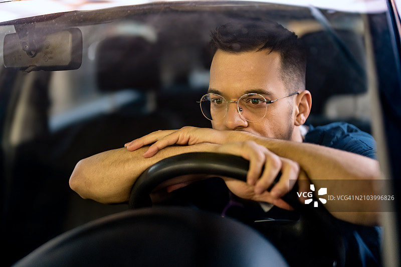 夜晚，疲惫的司机在车内图片素材