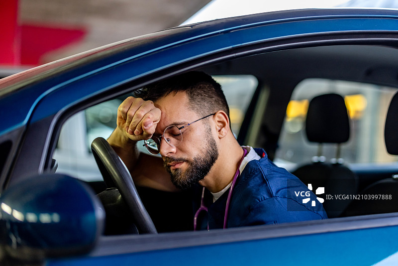 堵在路上的疲惫男护士图片素材
