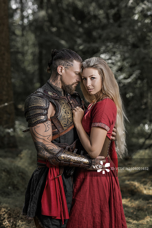 在林地户外环境中相爱的维京男女图片素材