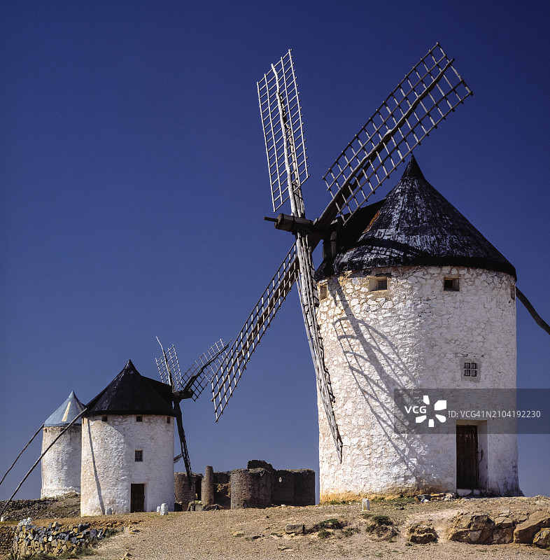 西班牙孔苏埃格拉的风车图片素材
