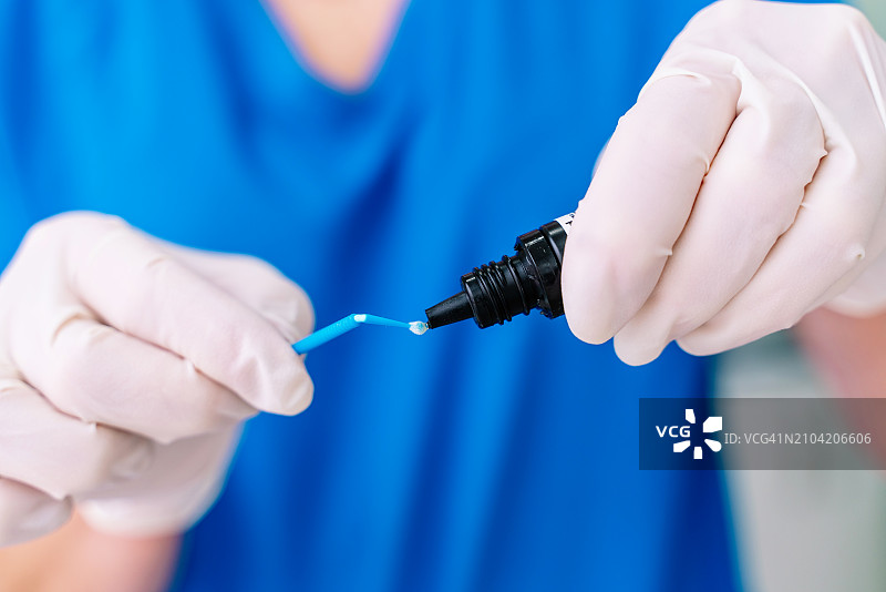 医生用棉签清洁产品特写图片素材