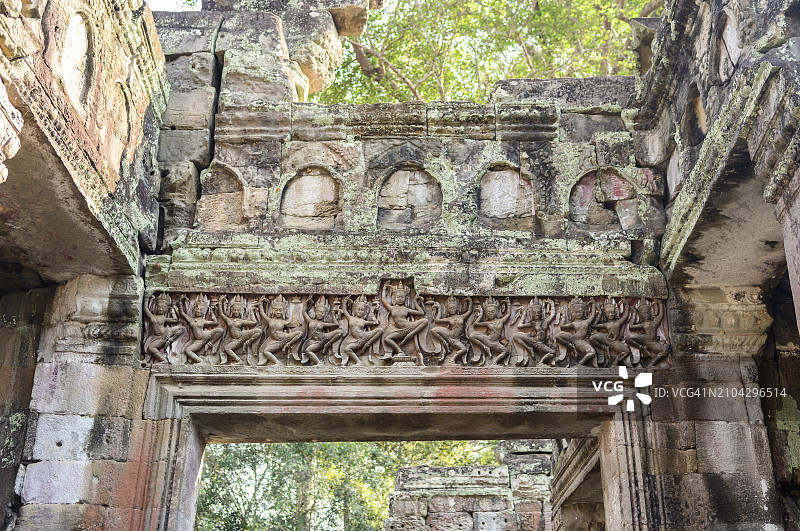 柬埔寨吴哥考古公园，圣剑寺舞者大厅的飞天舞者壁饰图片素材