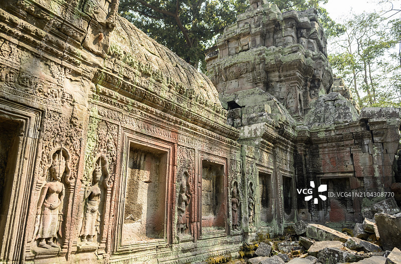 柬埔寨吴哥考古公园塔布笼寺的第三道围墙，带有角落的塔、盲窗，并饰有守护神图片素材