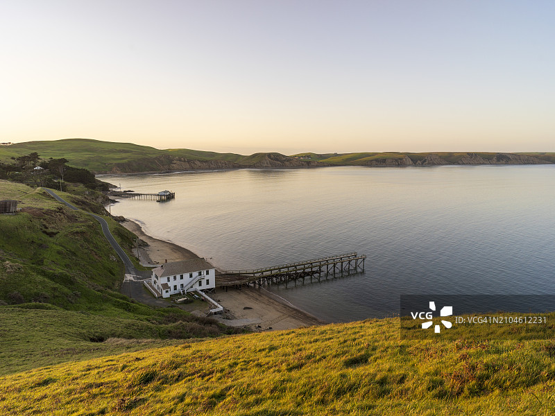 Point Reyes国家海岸德雷克斯湾的Point Reyes救生艇站船库图片素材
