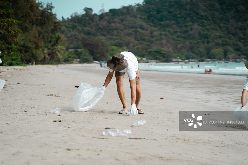 志愿者游客在夏季周末收集垃圾图片素材