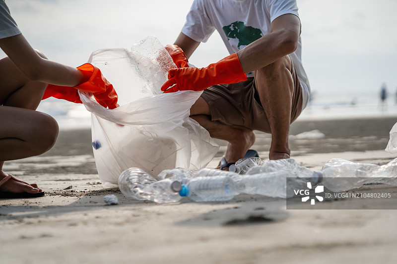 志愿者游客在夏季周末收集垃圾图片素材