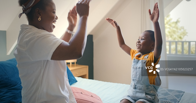 儿童与母亲在卧室里玩耍图片素材
