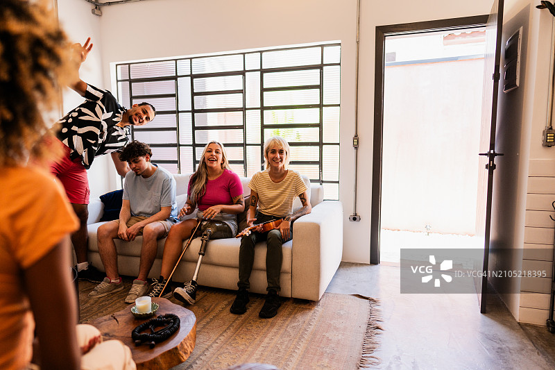 居家年轻朋友 портрет图片素材