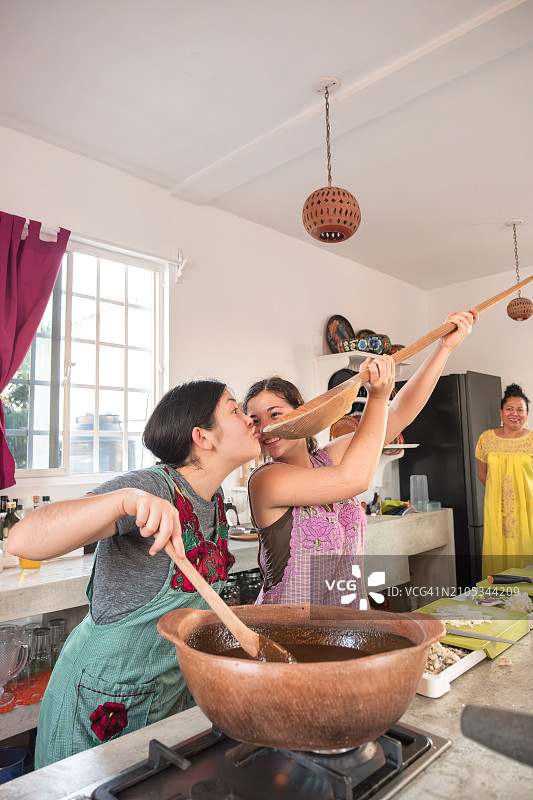 少女们在墨西哥烹饪课上制作莫雷酱，十分有趣图片素材