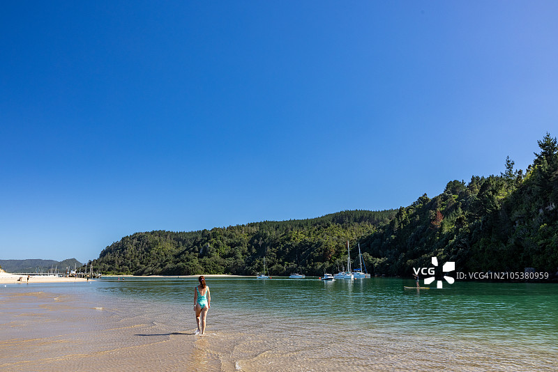女子在水中涉水图片素材
