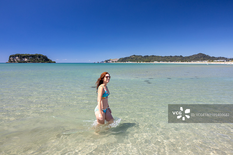 女子在水中涉水图片素材