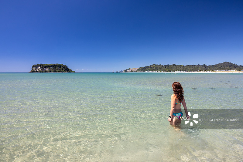 女子在水中涉水图片素材