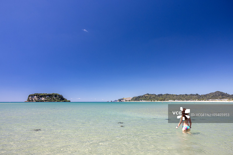 女子在水中涉水图片素材