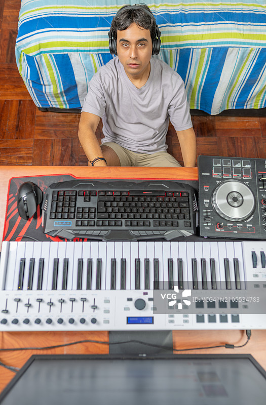 坐在音乐工作室里看着摄像头的男人图片素材