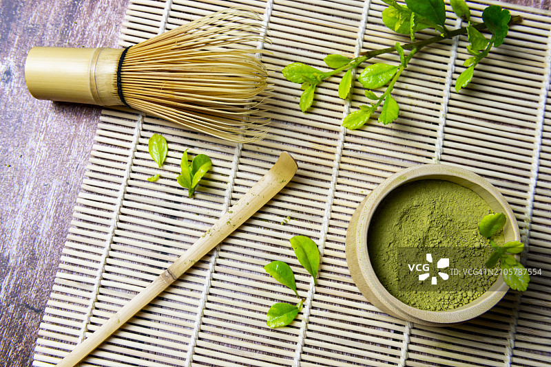竹杯中的抹茶粉、茶筅、茶碗和木勺图片素材