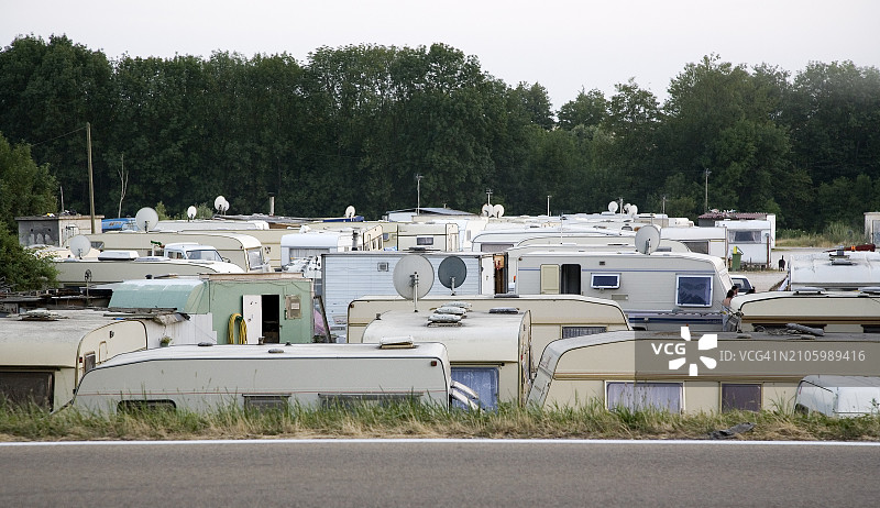 法国乡村的房车公园图片素材