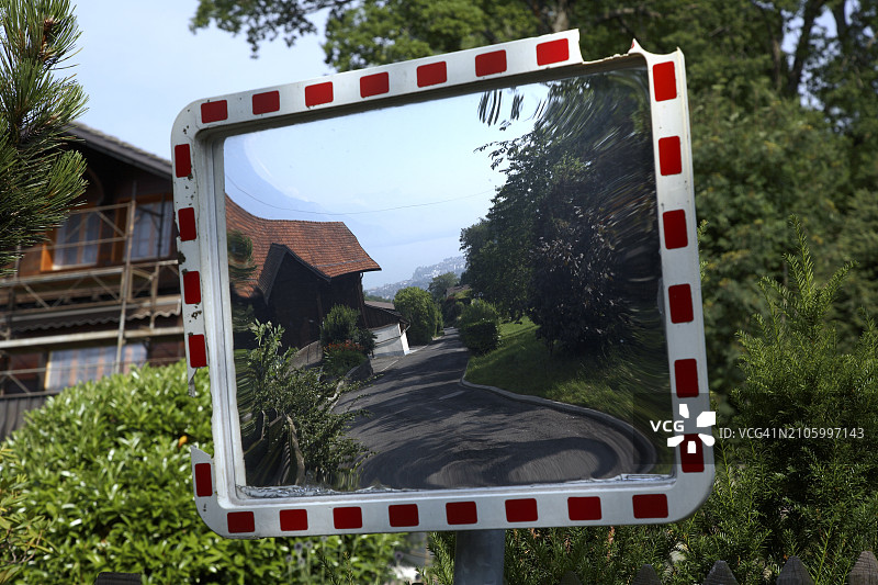 街头镜子中的扭曲反射图片素材