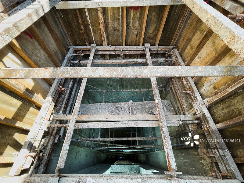 电梯间结构：混凝土和钢结构图片素材