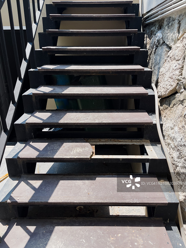 破旧的木制楼梯图片素材