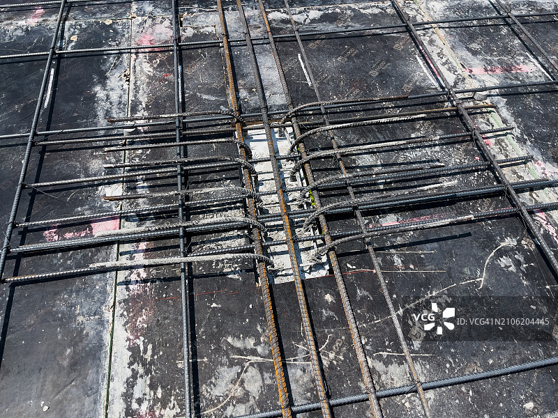 施工楼层上的钢捆图片素材