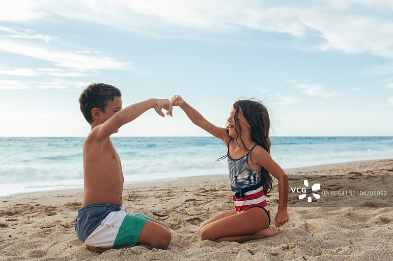 孩子们在暑假里玩拍手游戏图片素材