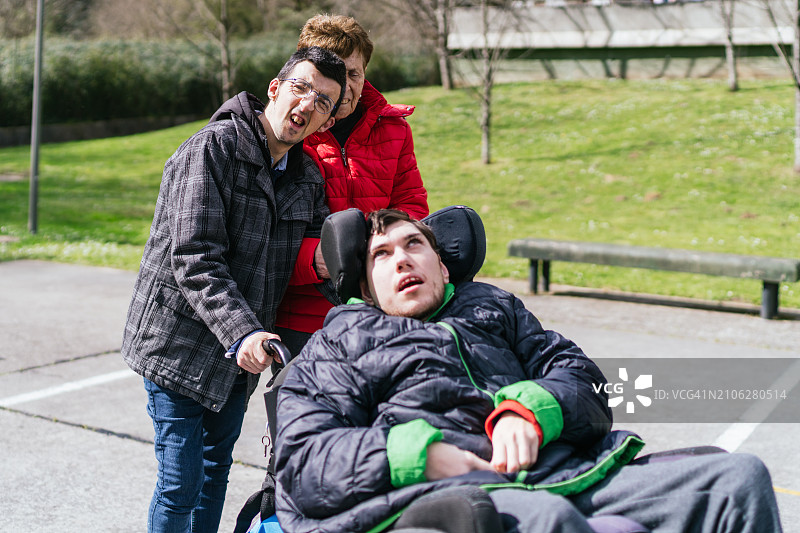 在精神残疾基金会活动的亲密互动图片素材