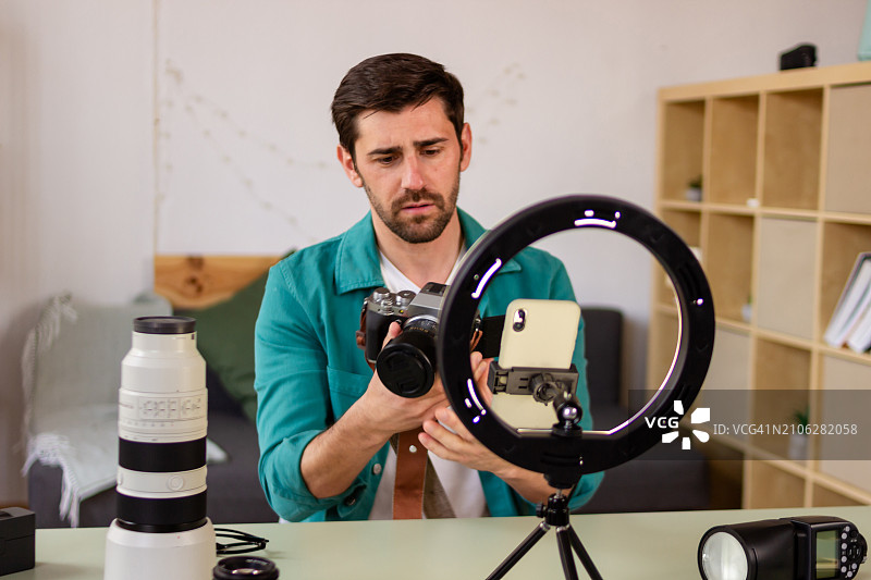 专业摄影师测试相机设备图片素材