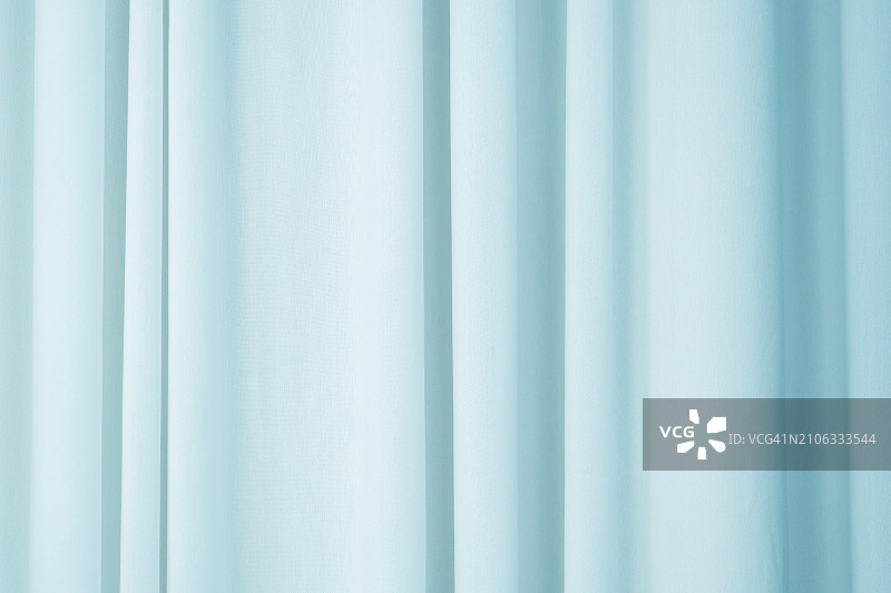 悬挂在杆子上的蓝色窗帘图片素材