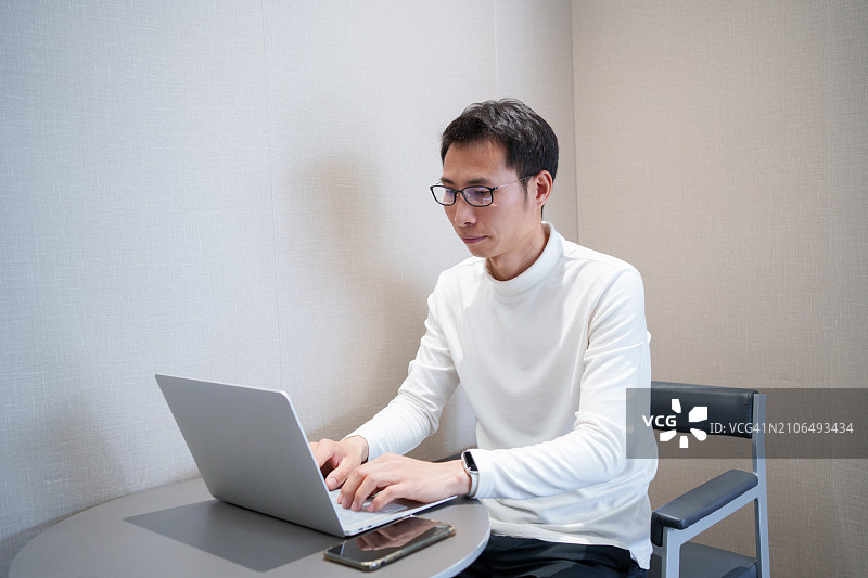 亚洲男人使用笔记本电脑图片素材