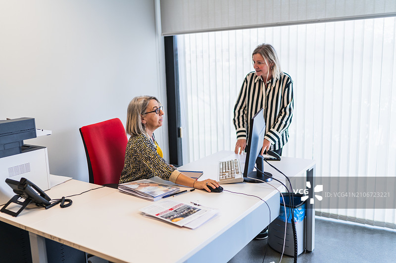 职业女商人在办公室讨论工作图片素材
