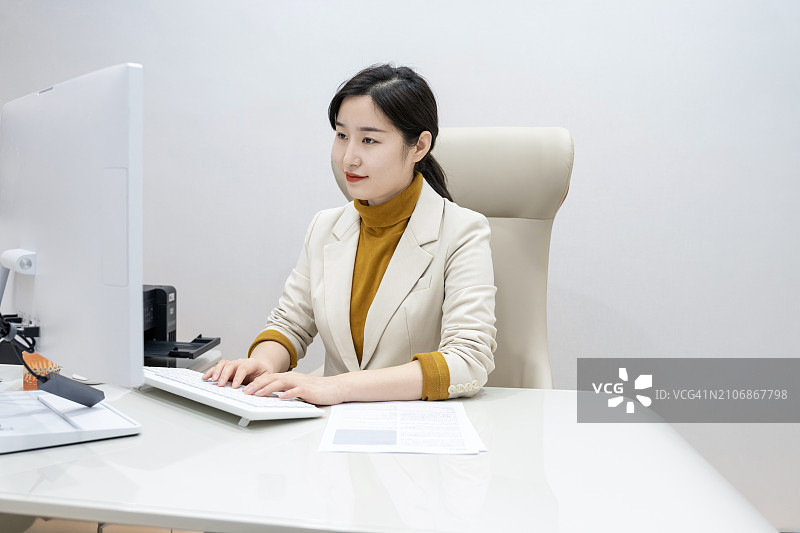 办公室里自信的亚洲女商人肖像图片素材