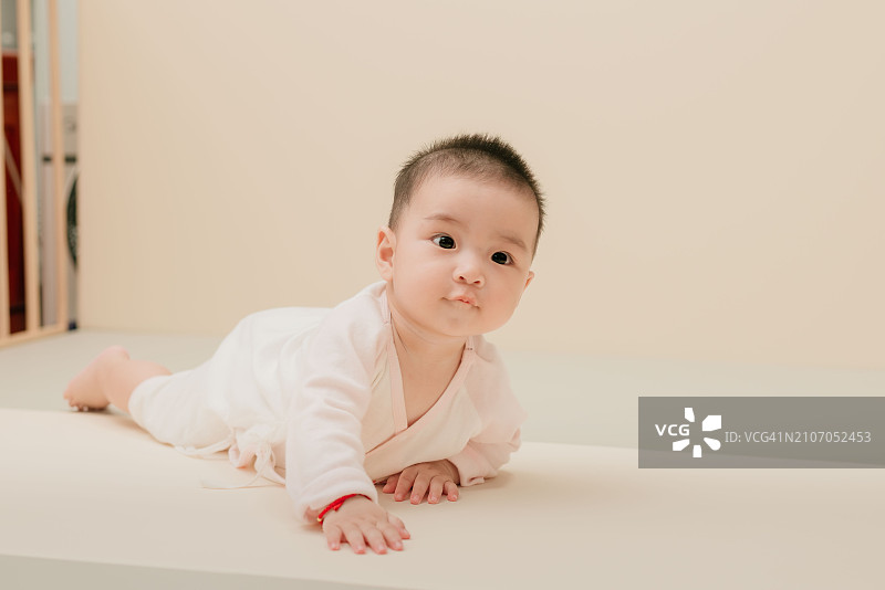 在地上玩耍的亚洲中国婴儿图片素材