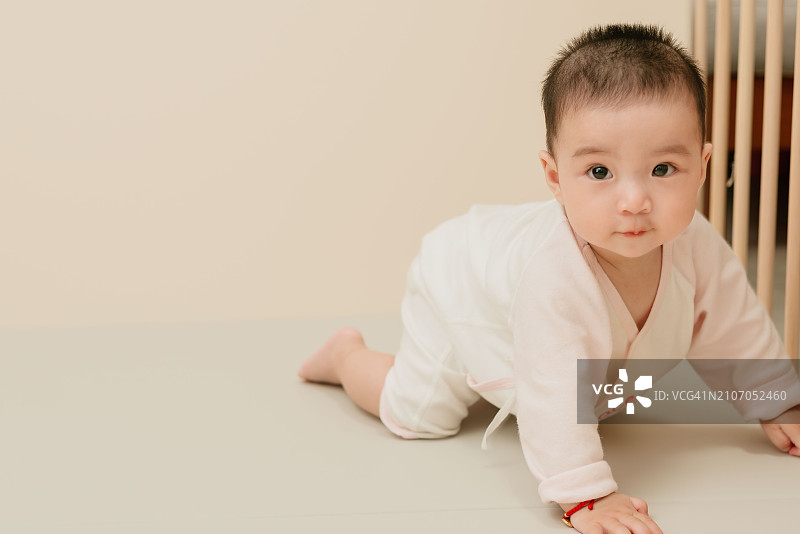 在地上玩耍的亚洲中国婴儿图片素材