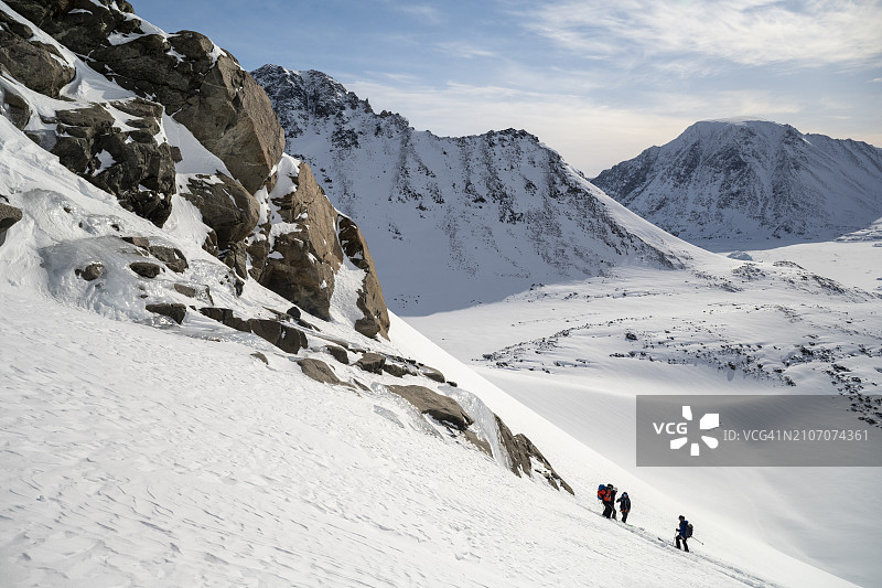 滑雪登山者攀登雪山图片素材