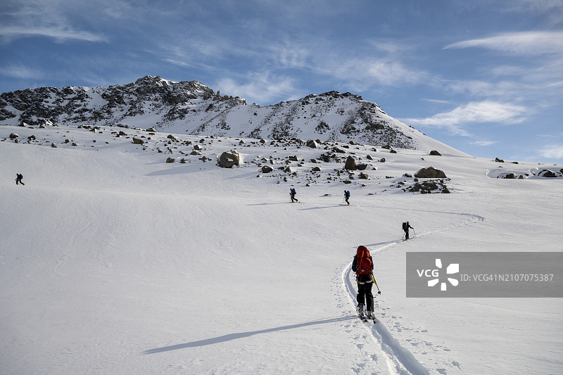 滑雪登山者攀登雪山图片素材