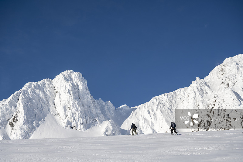 滑雪登山者攀登雪山图片素材